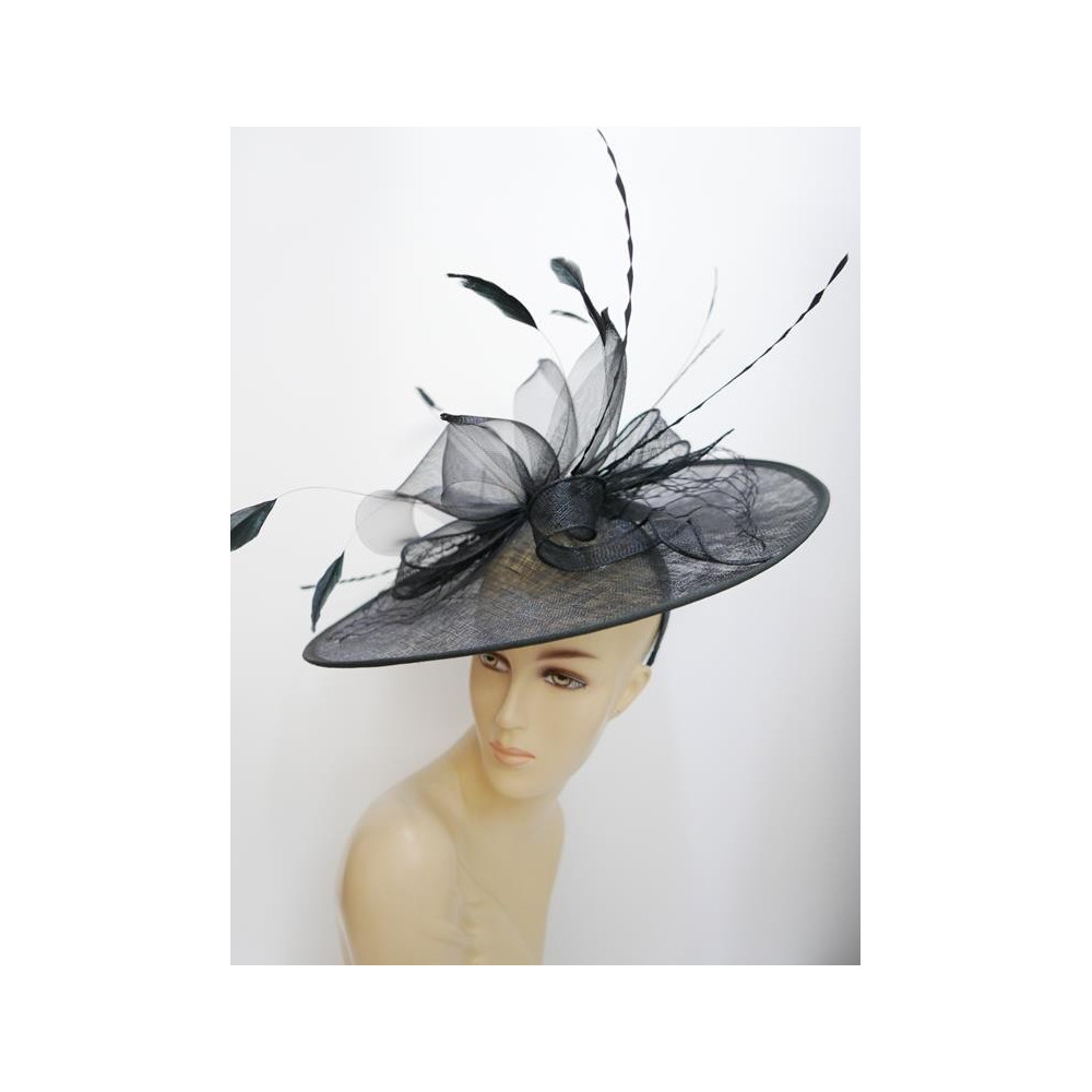 Czarny kapelusz koktajlowy dysk z sinamay z piórami i woalką