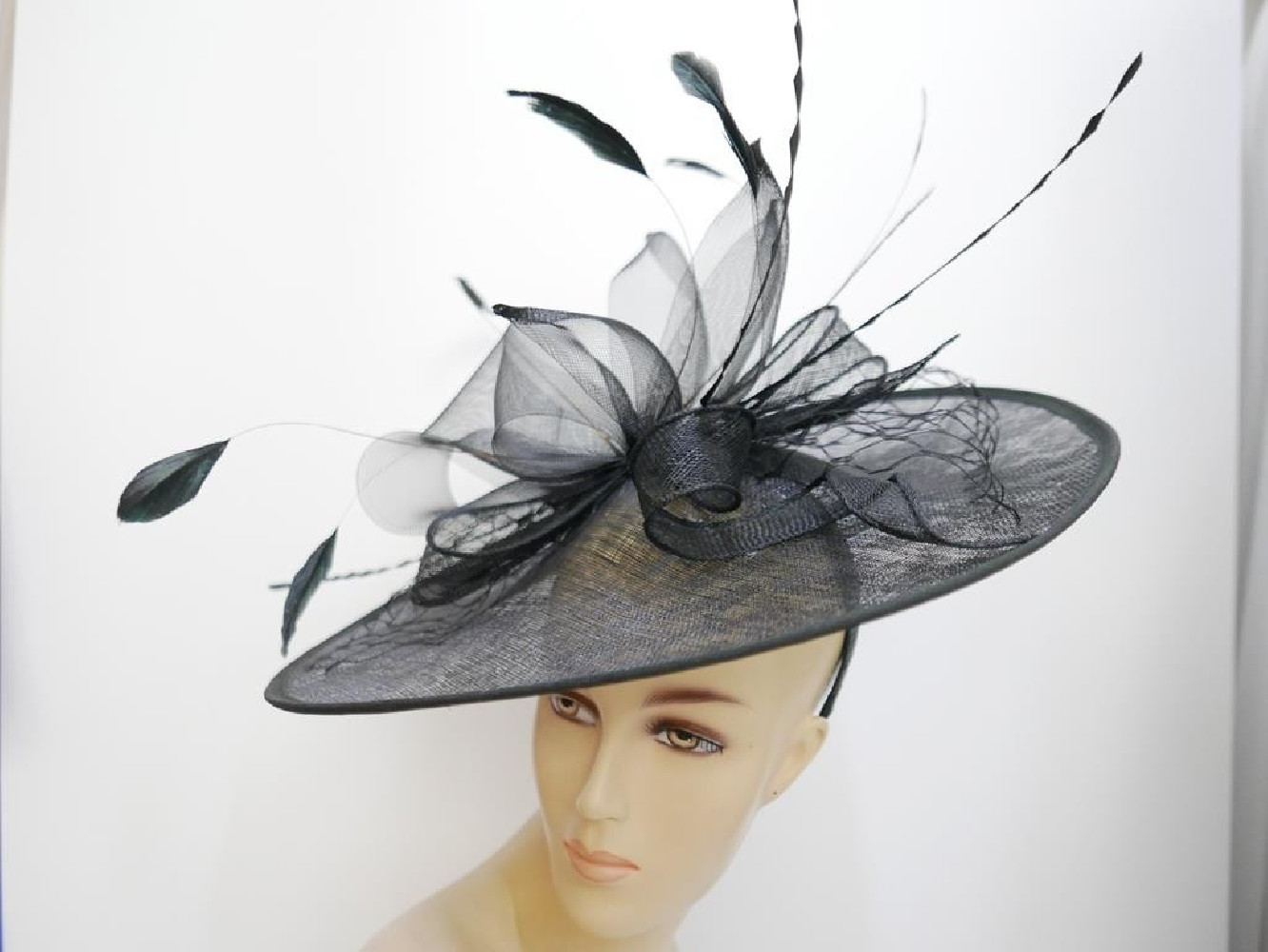 Czarny kapelusz koktajlowy dysk z sinamay z piórami i woalką