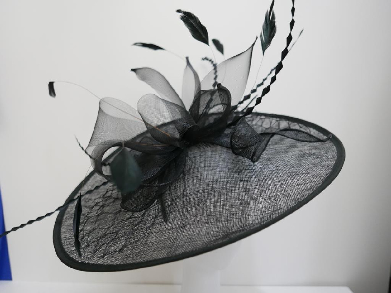 Czarny kapelusz koktajlowy dysk z sinamay z piórami i woalką
