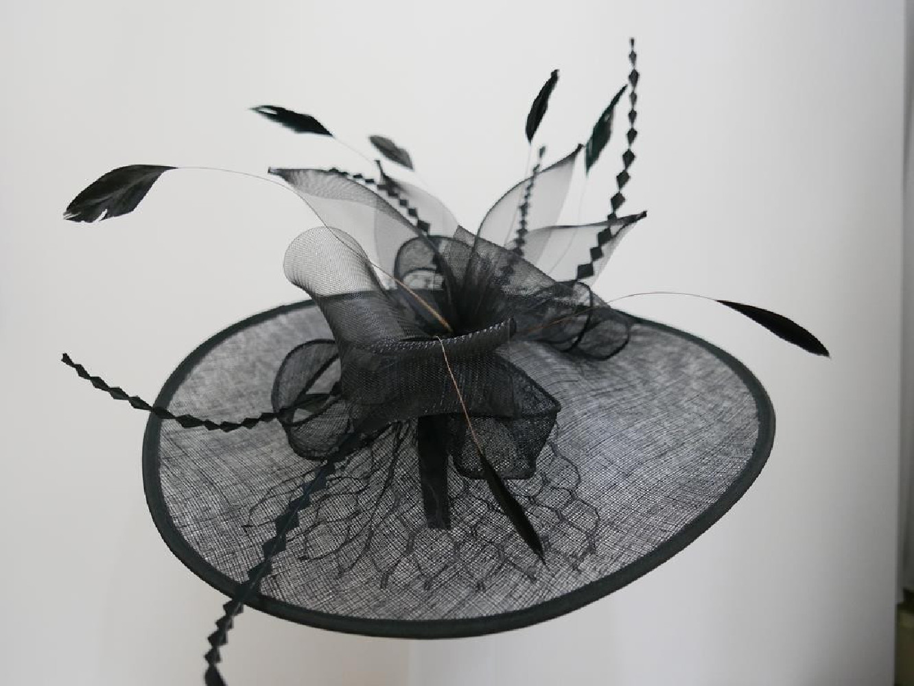 Czarny kapelusz koktajlowy dysk z sinamay z piórami i woalką