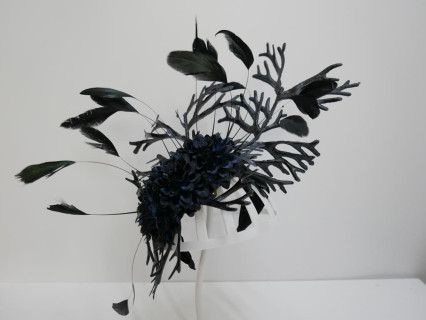 Szałowy stalowo granatowy fascynator