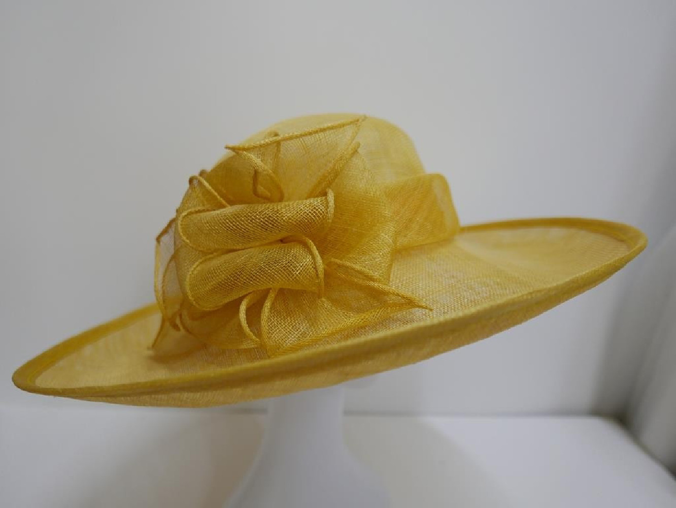 Żółty kapelusz z sinamay regulowany do 57 cm