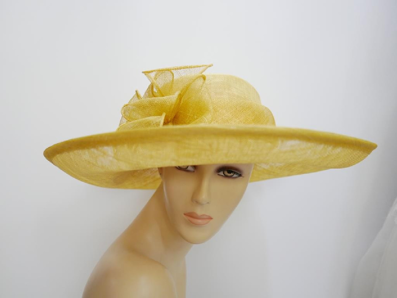 Żółty kapelusz z sinamay regulowany do 57 cm