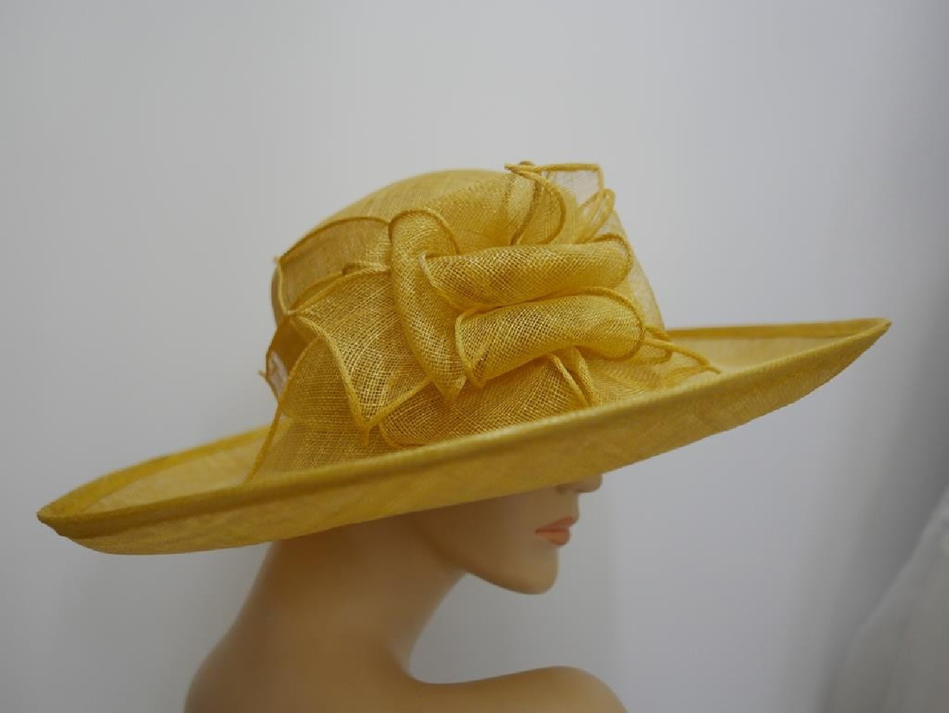 Żółty kapelusz z sinamay regulowany do 57 cm
