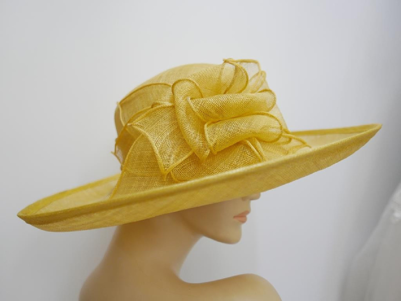 Żółty kapelusz z sinamay regulowany do 57 cm