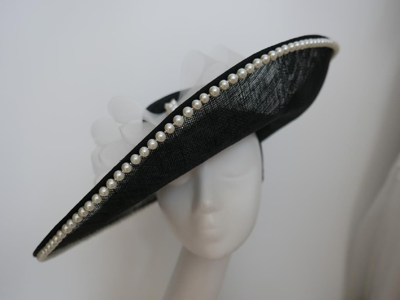 Czarny kapelusz z sinamay na przepasce