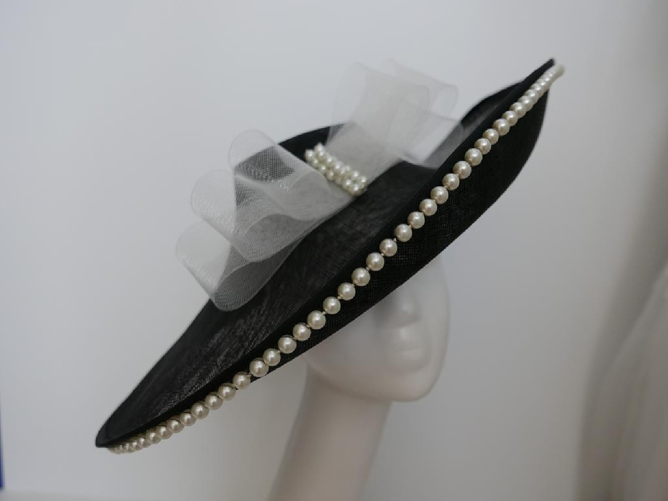 Czarny kapelusz z sinamay na przepasce