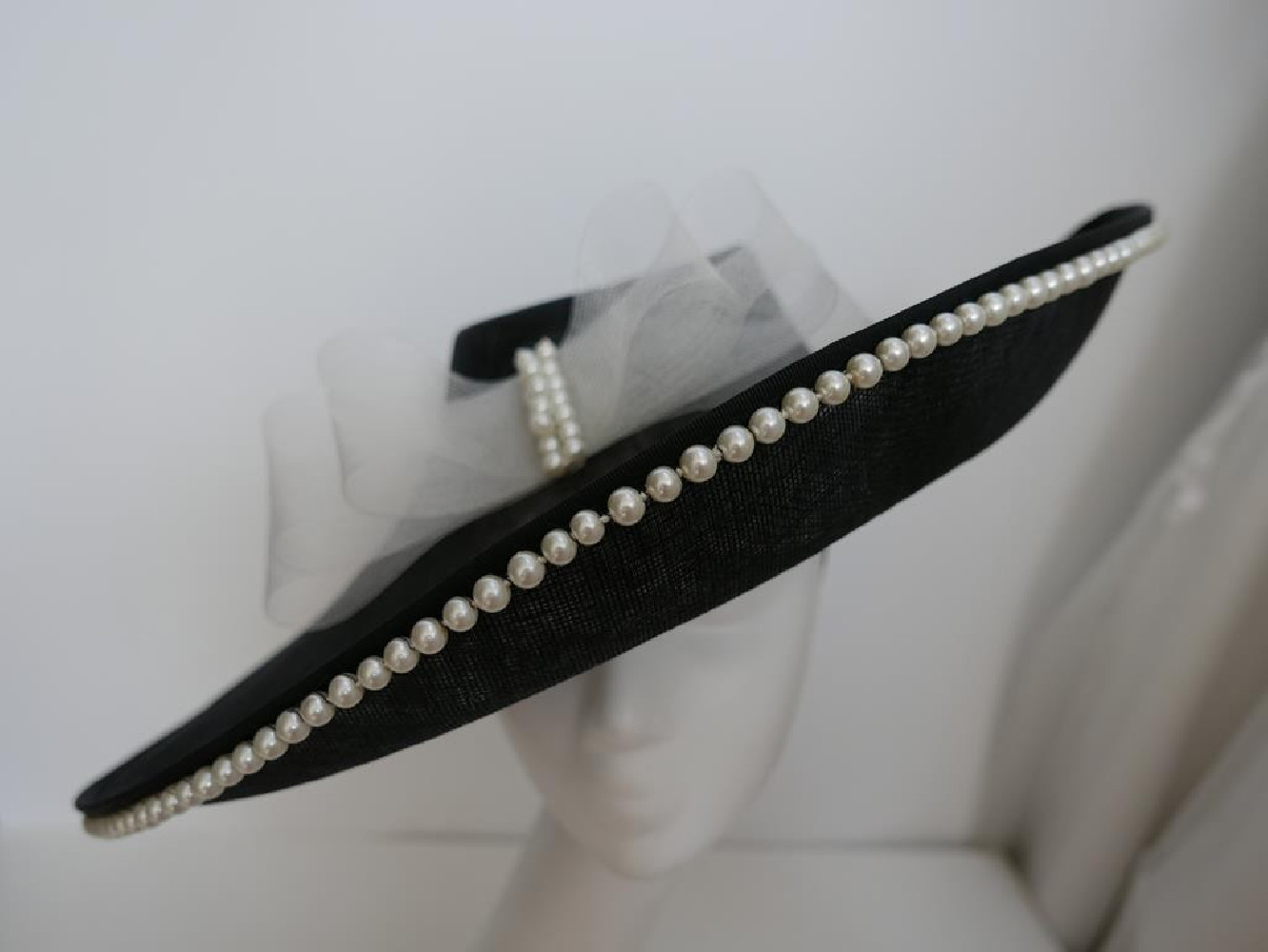 Czarny kapelusz z sinamay na przepasce