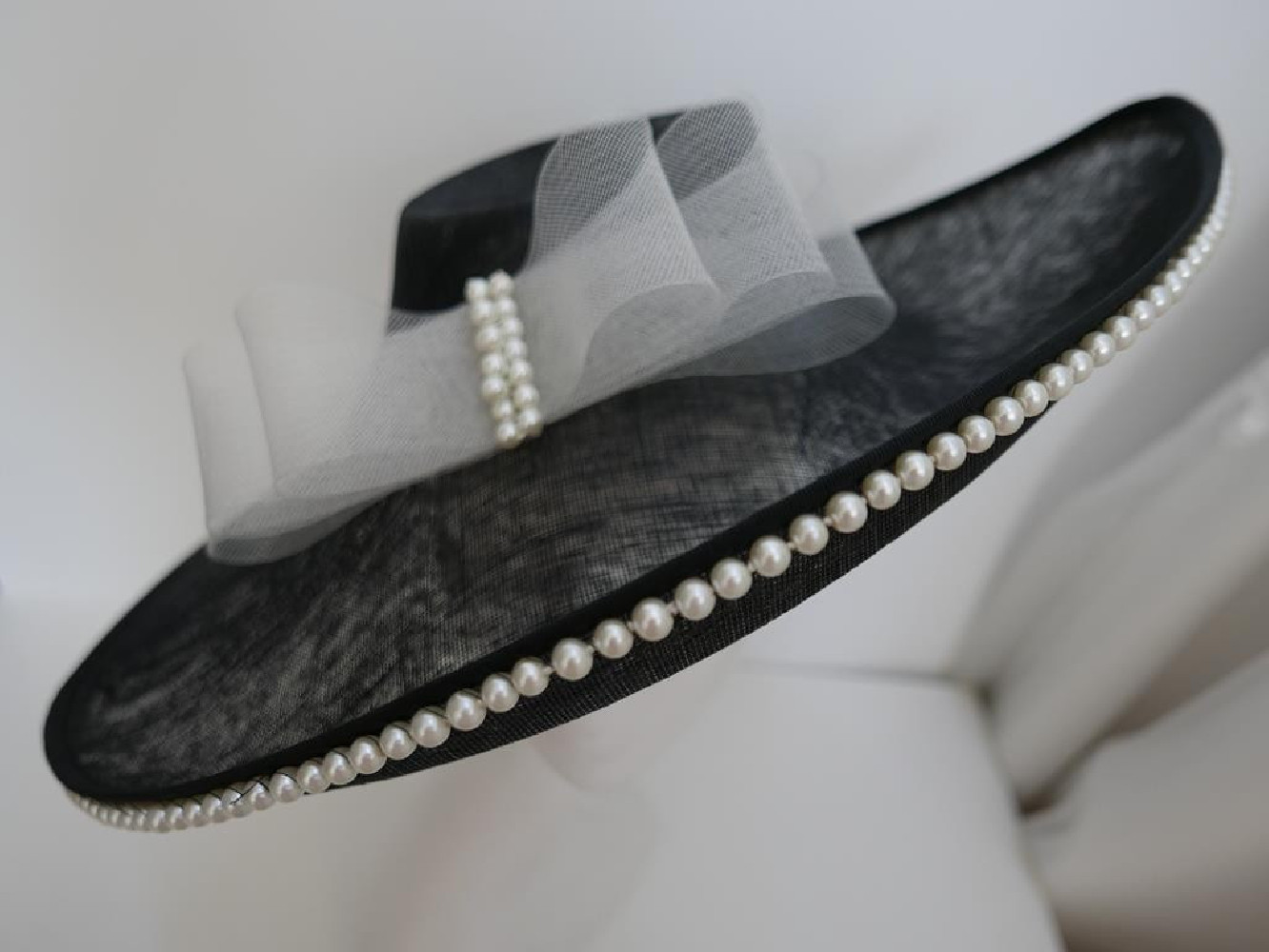 Czarny kapelusz z sinamay na przepasce