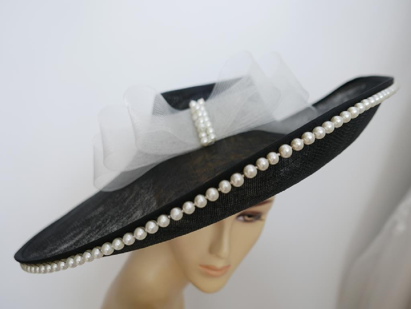 Czarny kapelusz z sinamay na przepasce