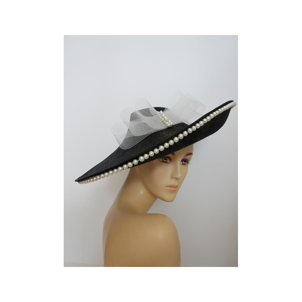 Czarny kapelusz z sinamay na przepasce