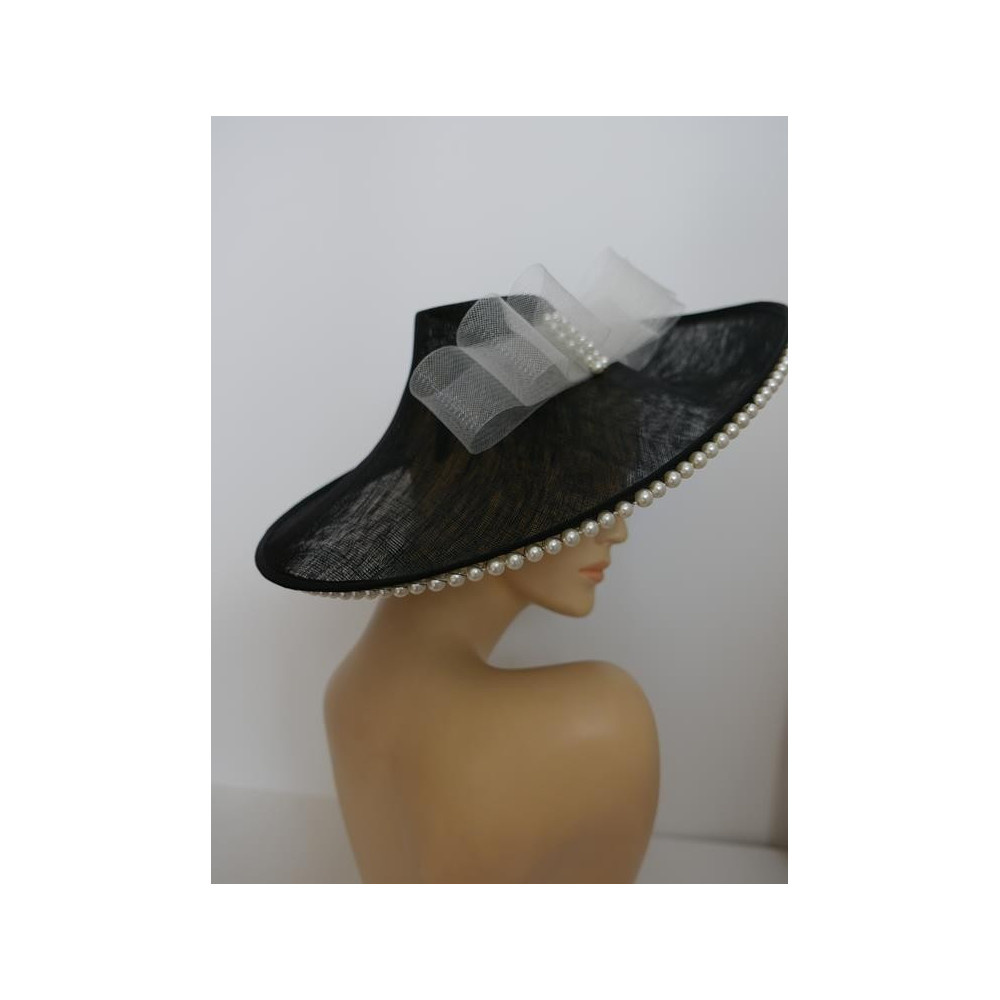 Czarny kapelusz z sinamay na przepasce