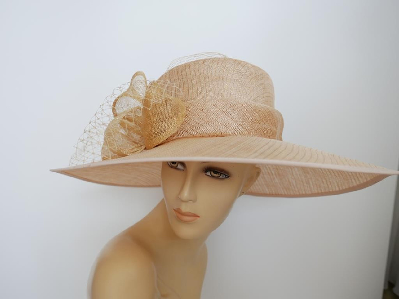 Złoty beż kapelusz z sinamay do 57 cm