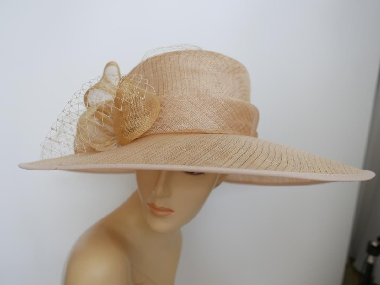 Złoty beż kapelusz z sinamay do 57 cm