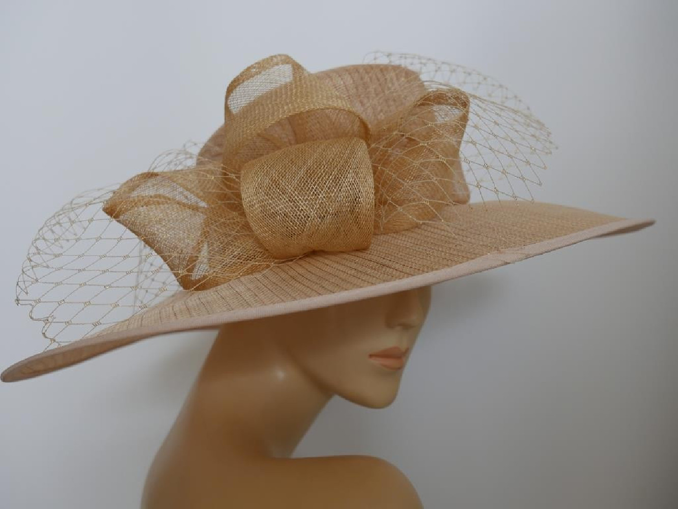 Złoty beż kapelusz z sinamay do 57 cm