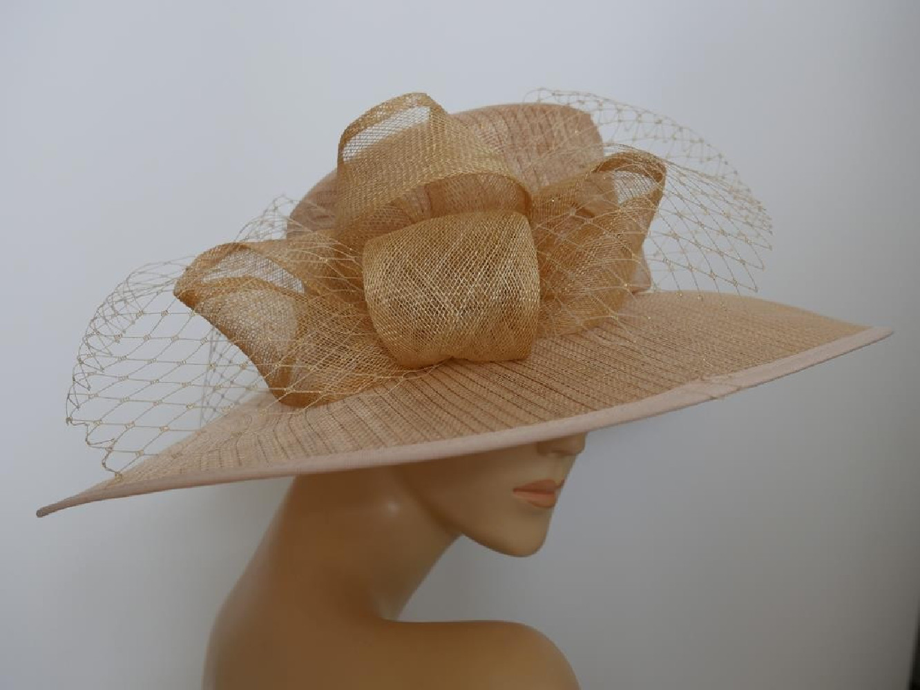 Złoty beż kapelusz z sinamay do 57 cm