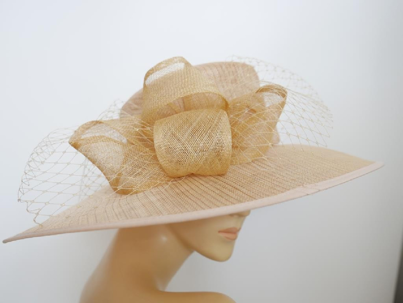 Złoty beż kapelusz z sinamay do 57 cm
