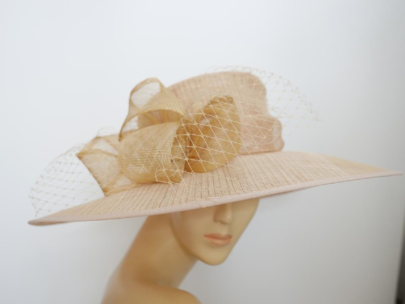 Złoty beż kapelusz z sinamay do 57 cm