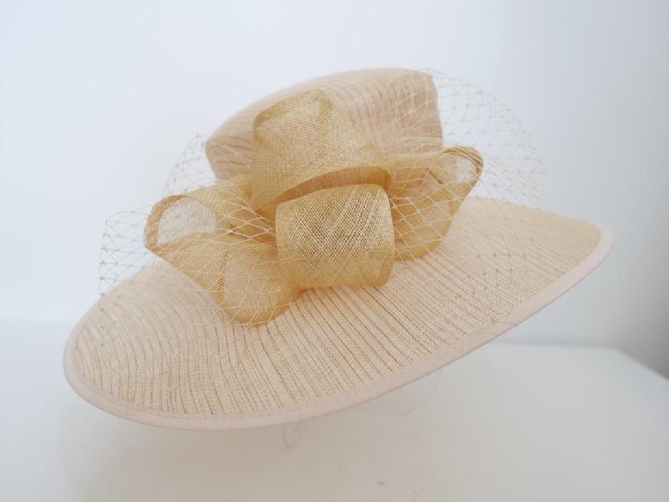 Złoty beż kapelusz z sinamay do 57 cm