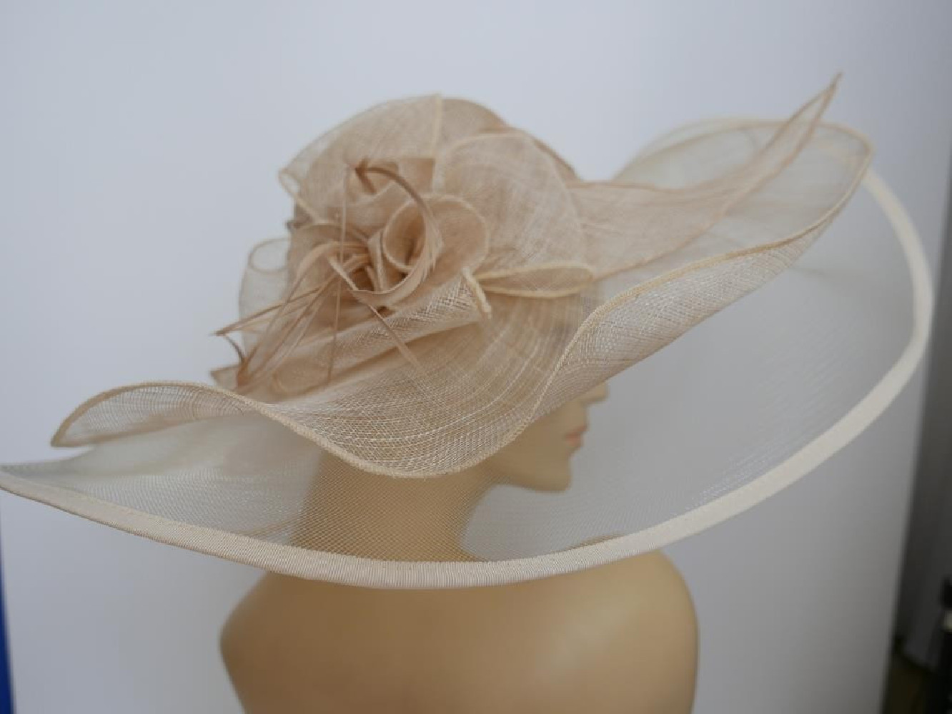 Beżowy kapelusz sinamay z dużym rondem do 56 cm
