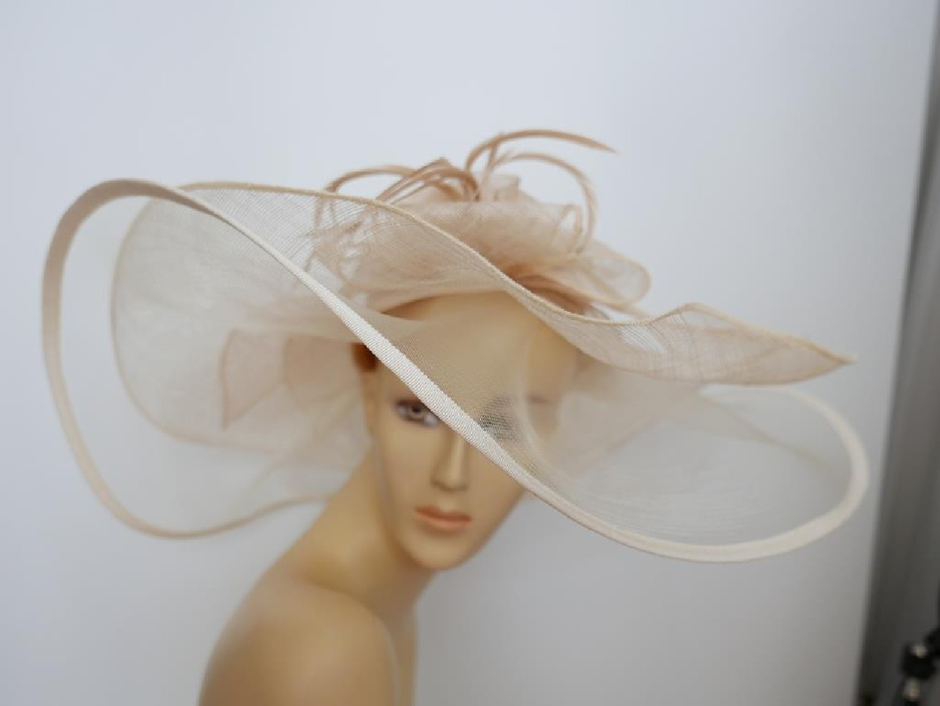 Beżowy kapelusz sinamay z dużym rondem do 56 cm