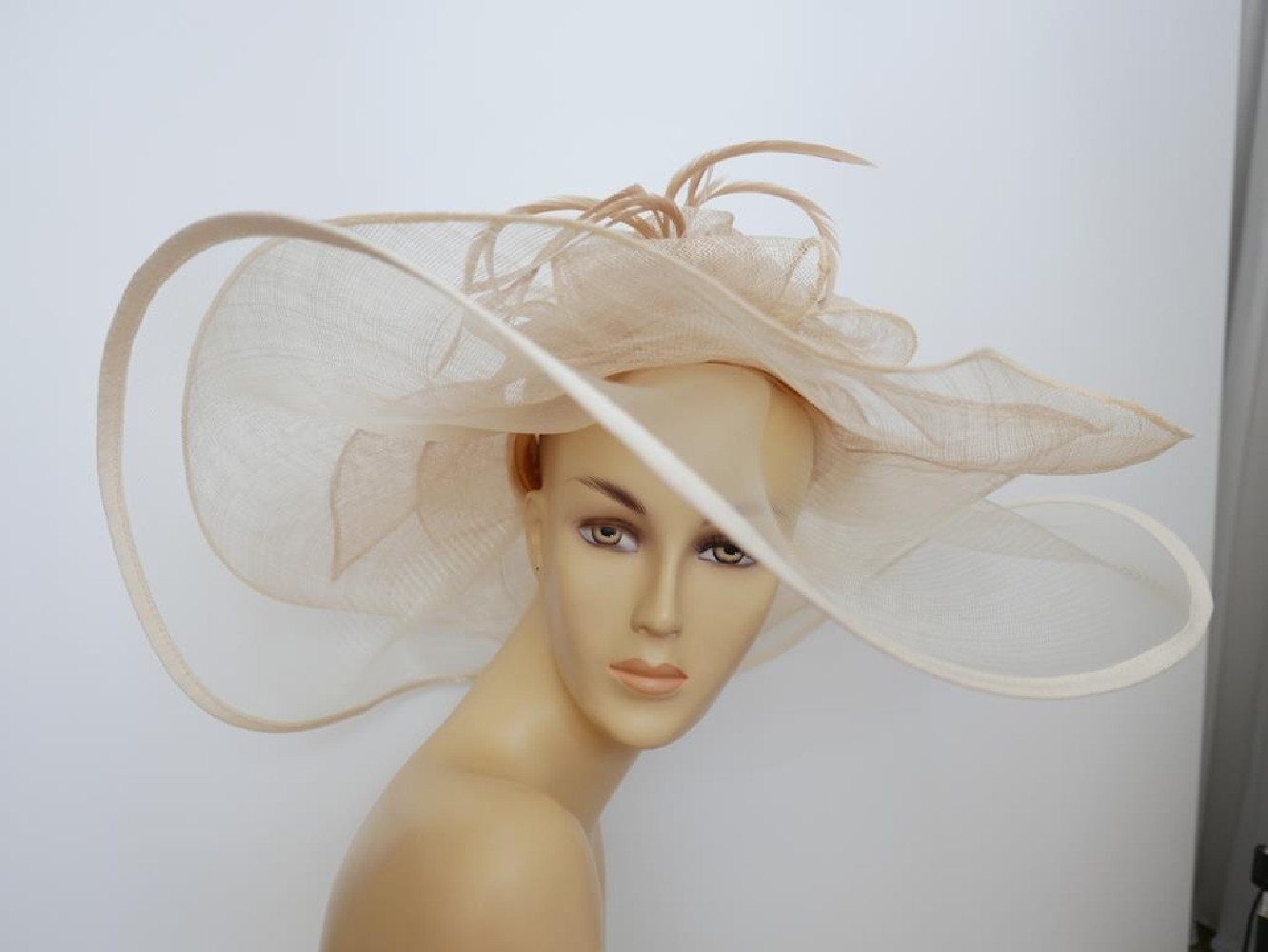 Beżowy kapelusz sinamay z dużym rondem do 56 cm