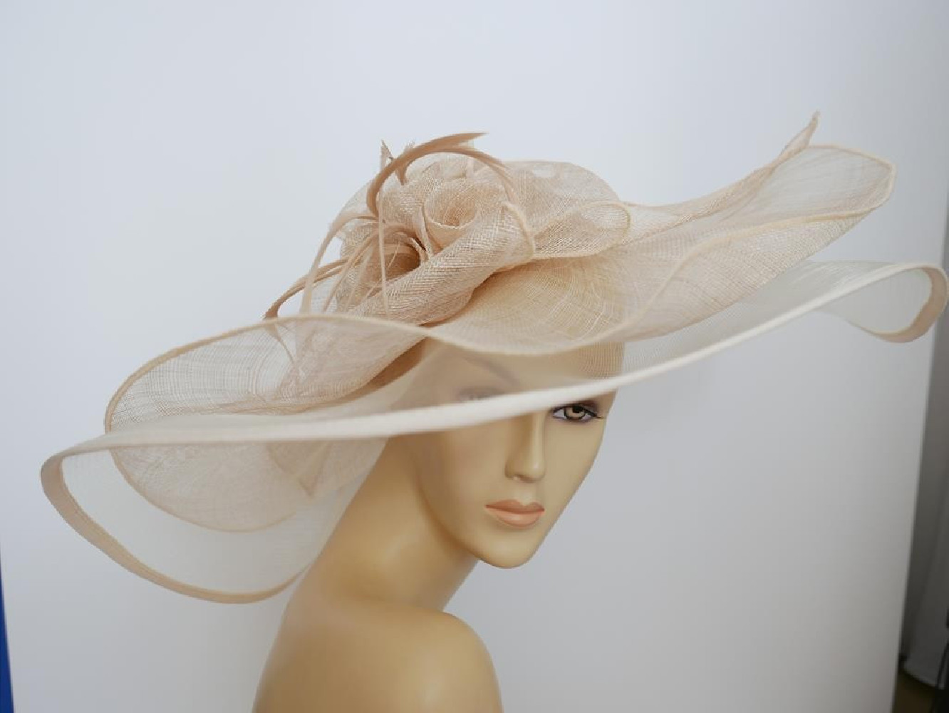 Beżowy kapelusz sinamay z dużym rondem do 56 cm