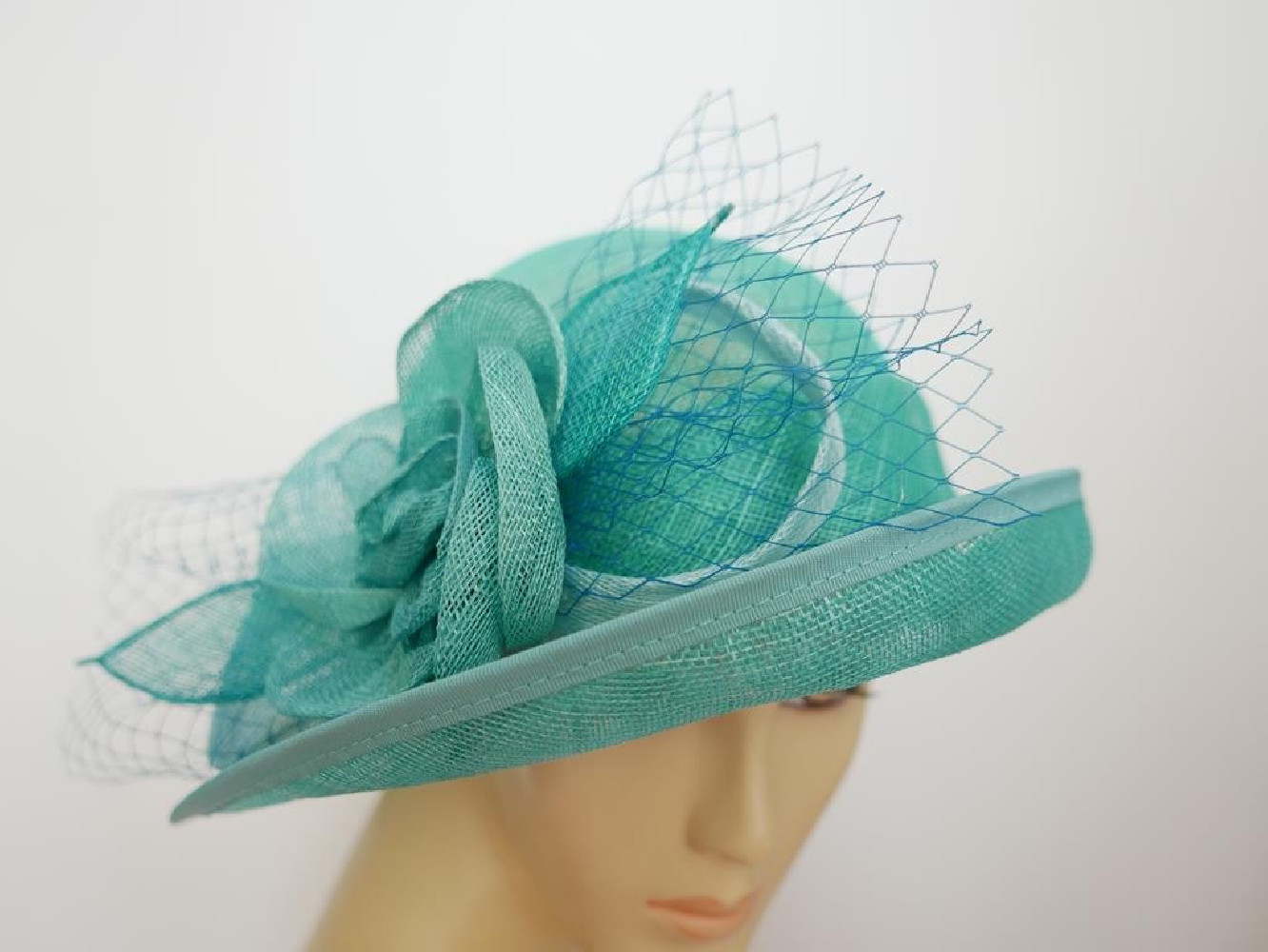 Turkusowy kapelusz z sinamay model retro regulowany do 57 cm