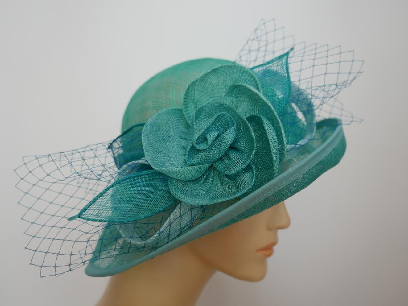 Turkusowy kapelusz z sinamay model retro regulowany do 57 cm