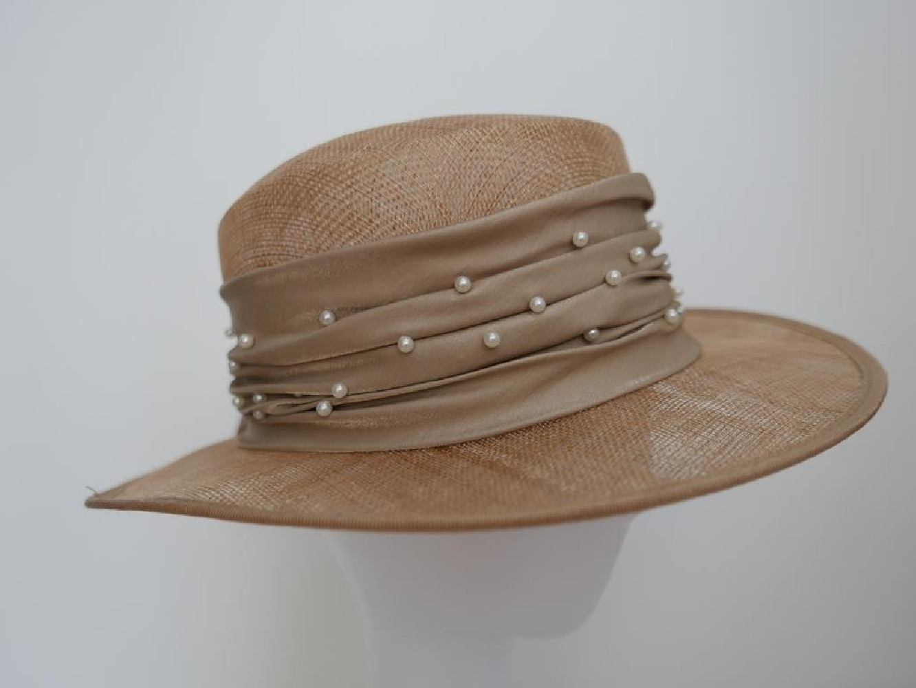 Beżowy kanotier z sinamay do 56 cm