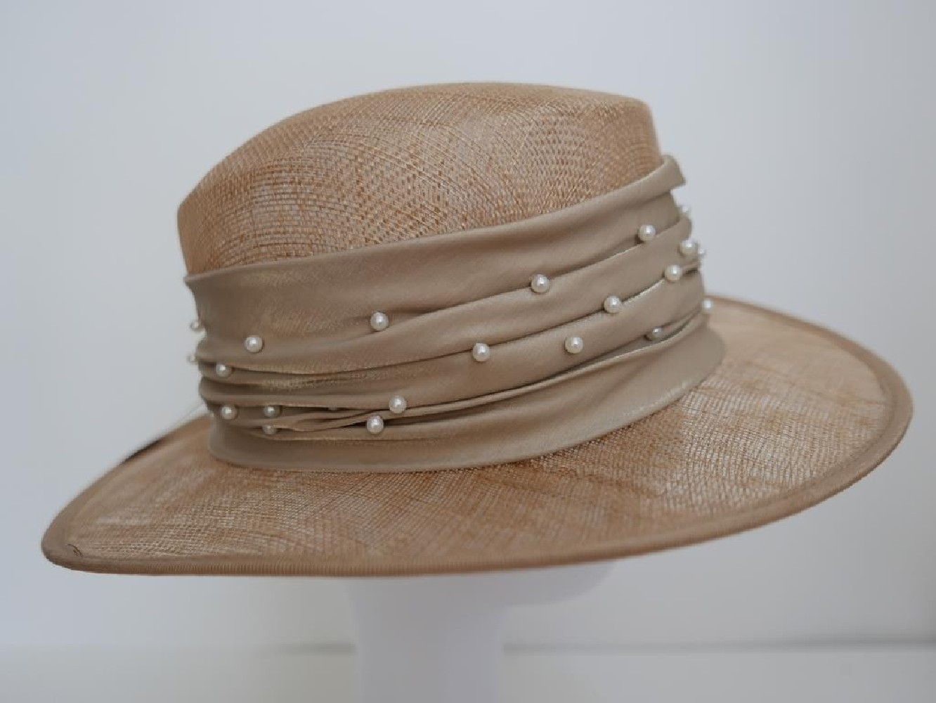 Beżowy kanotier z sinamay do 56 cm