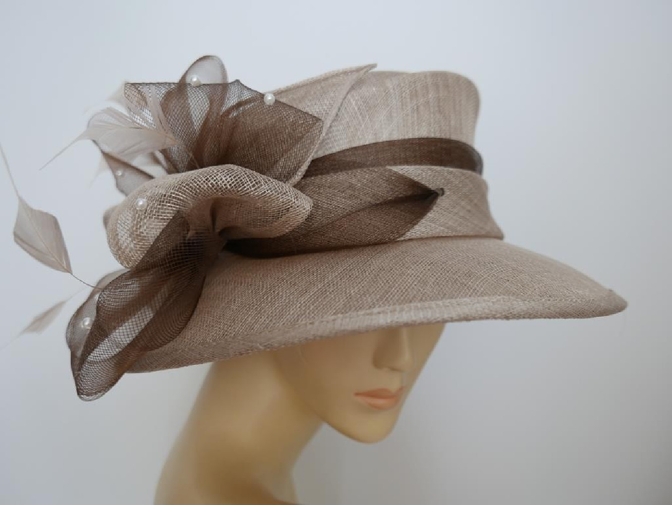 Beżowo brązowy kapelusz z sinamay do 58 cm