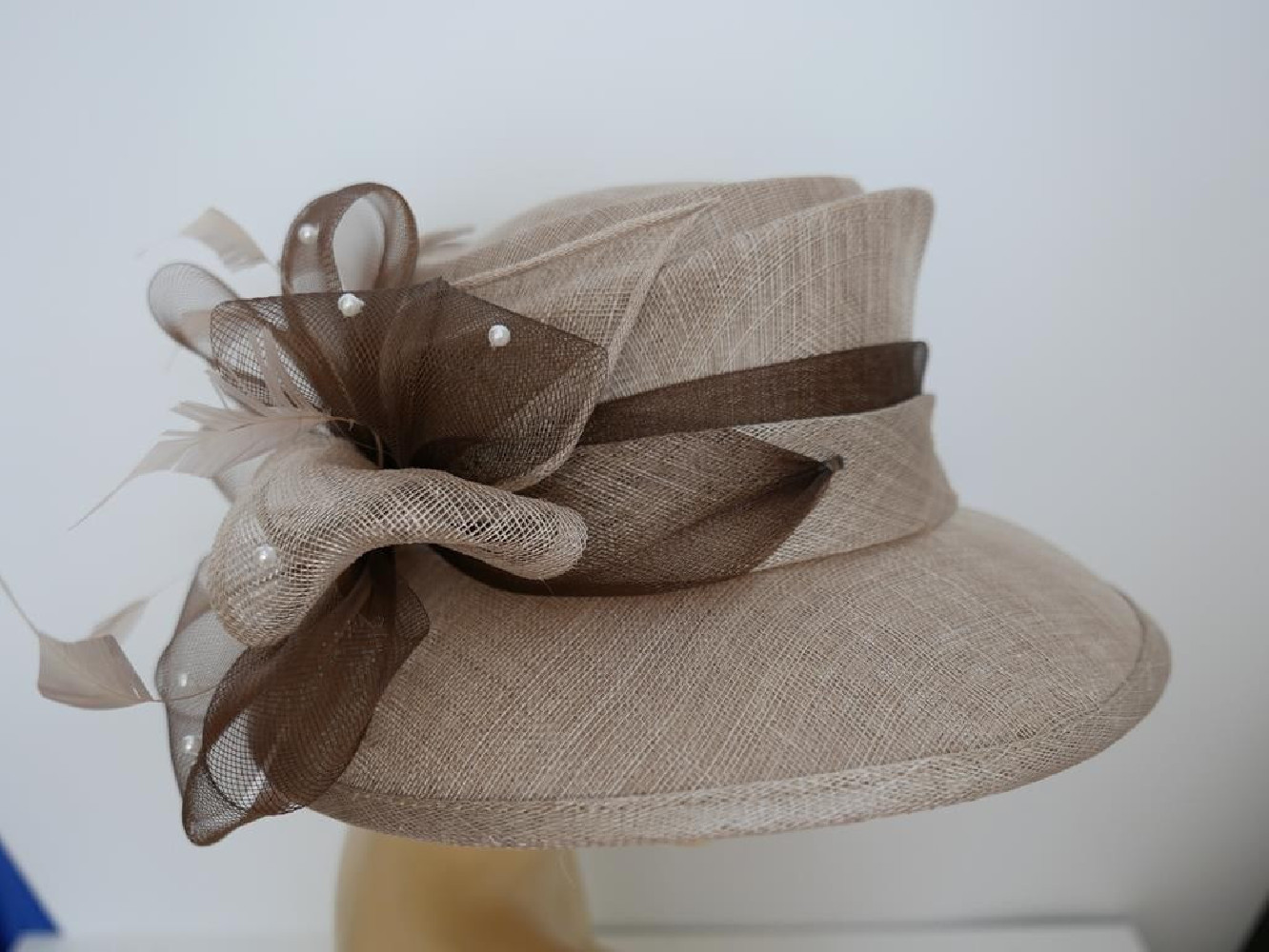 Beżowo brązowy kapelusz z sinamay do 58 cm