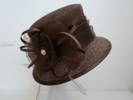 Brązowy kapelusz z sinamay do 58 cm
