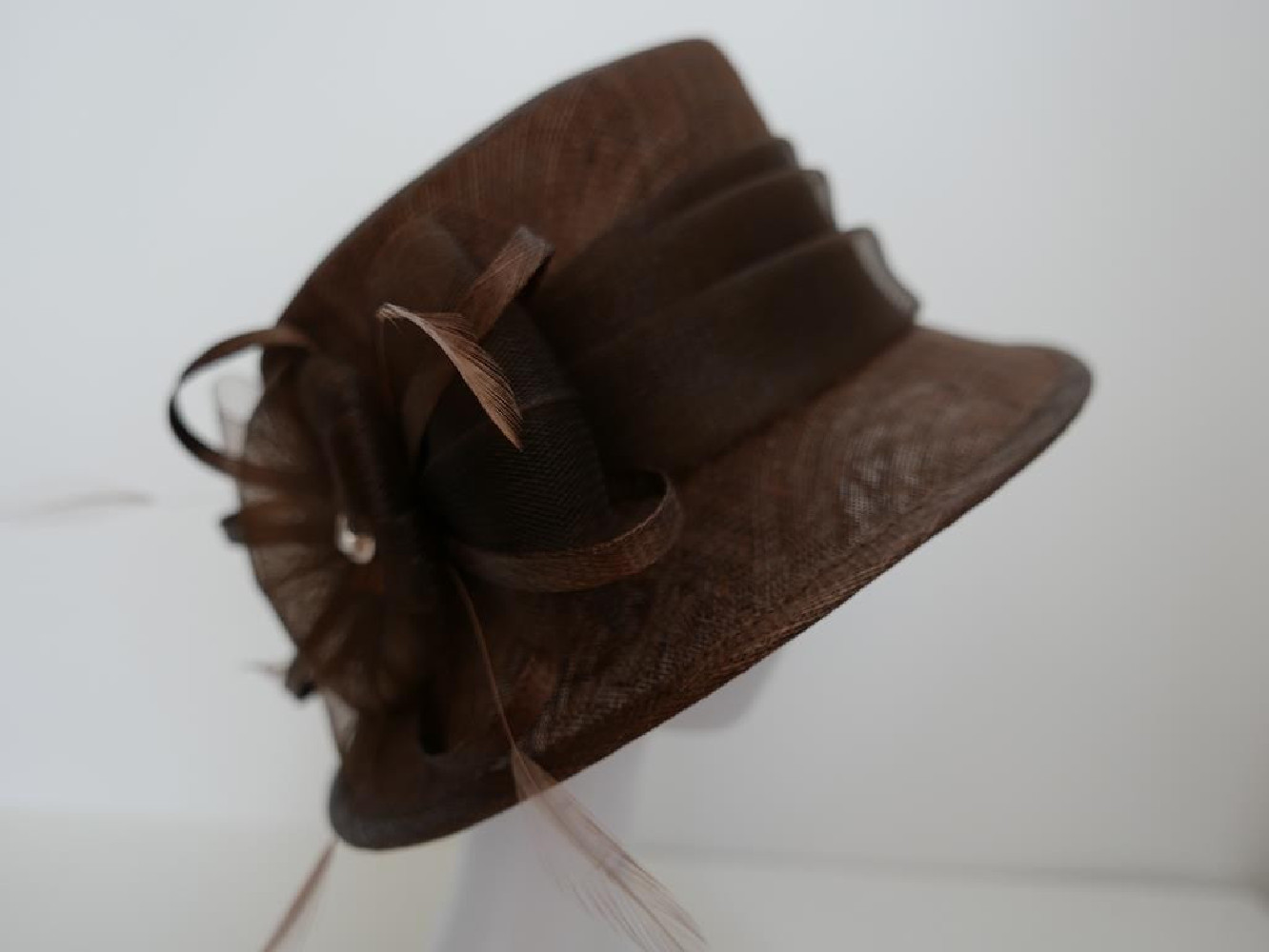 Brązowy kapelusz z sinamay do 58 cm