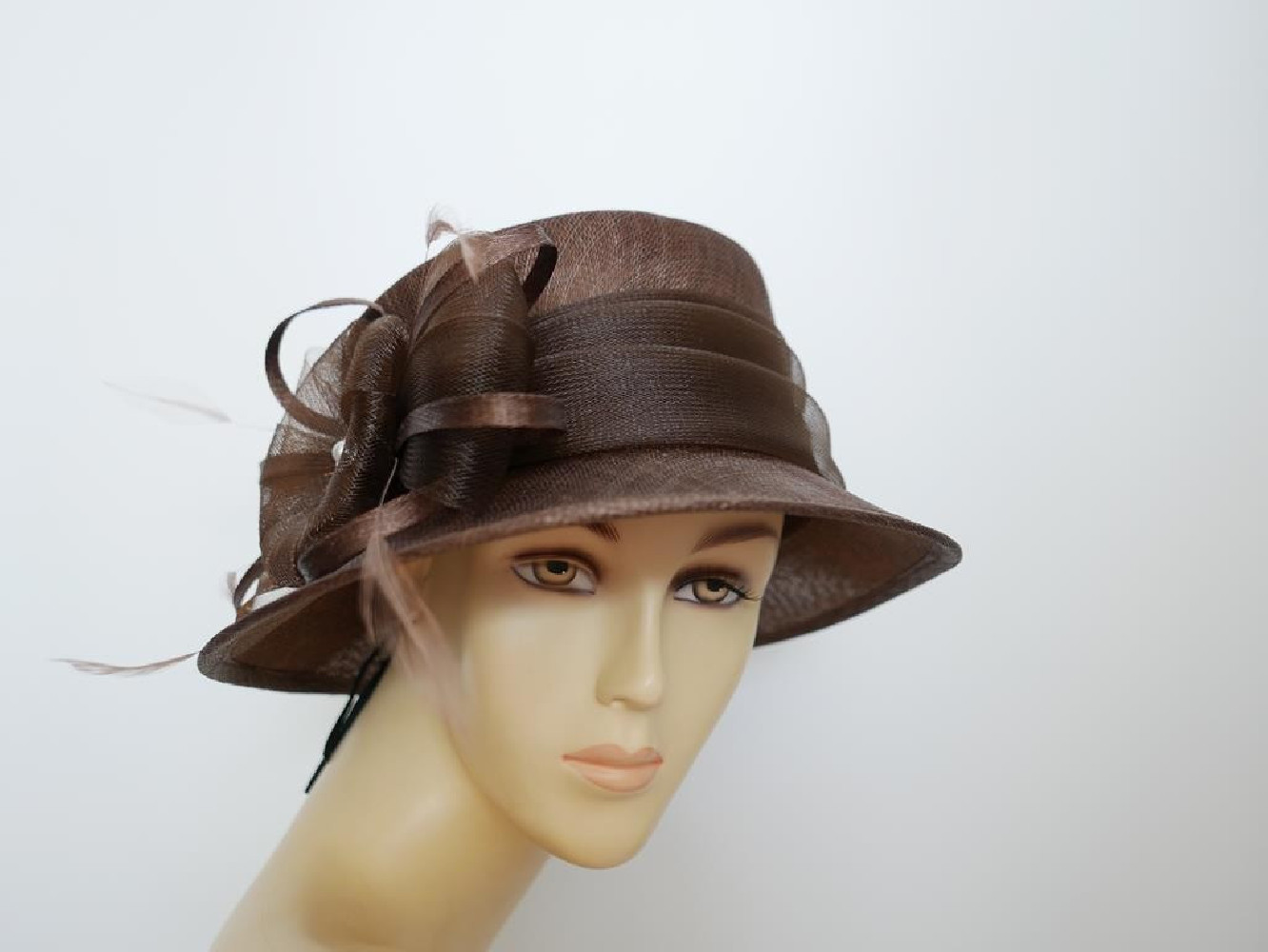 Brązowy kapelusz z sinamay do 58 cm