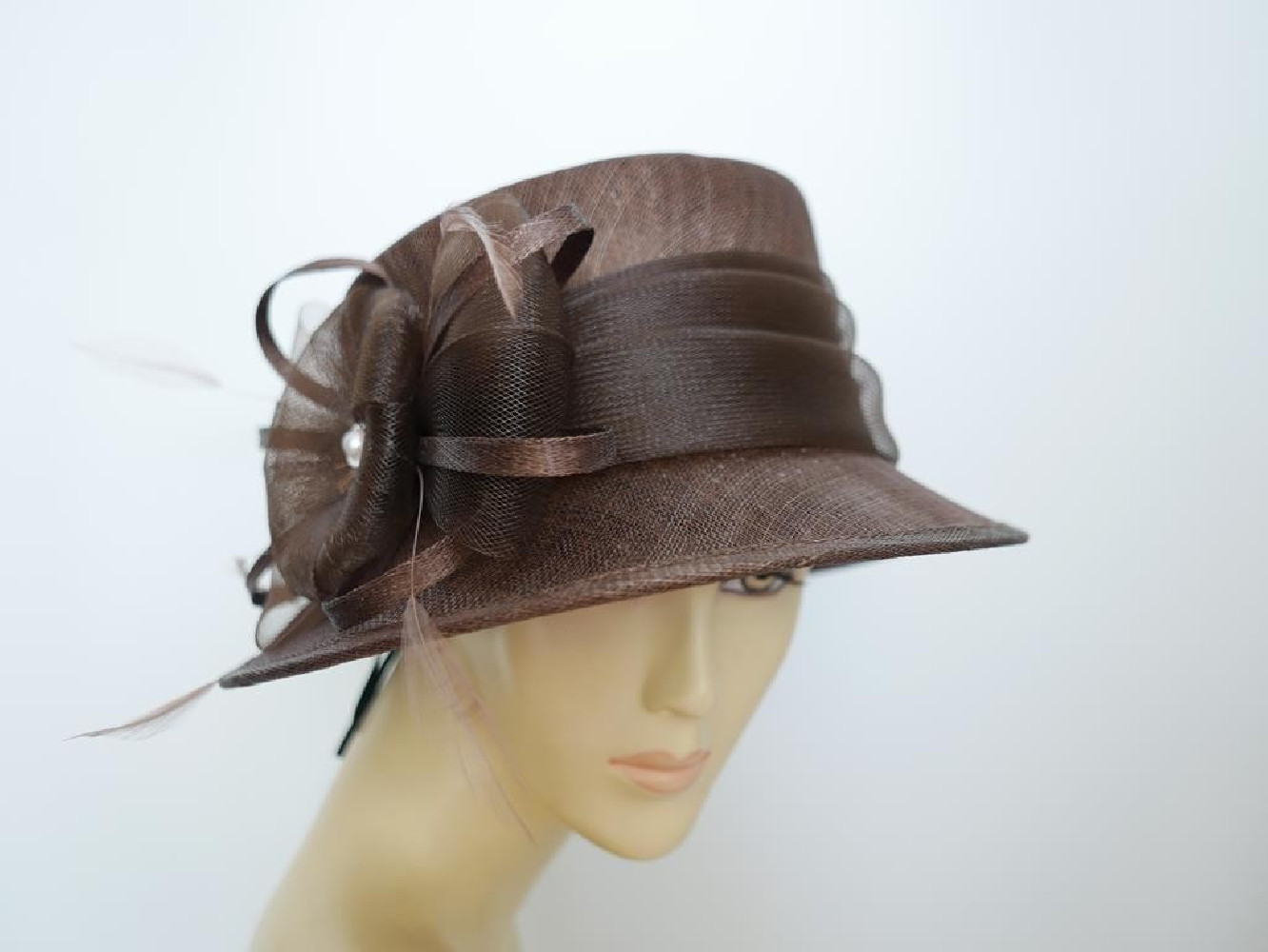 Brązowy kapelusz z sinamay do 58 cm