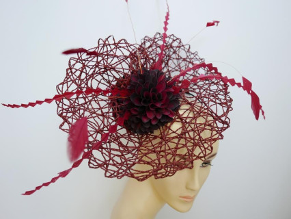 Bordowy fascynator z kwiatami na przepasce