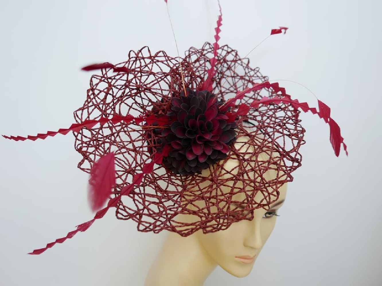 Bordowy fascynator z kwiatami na przepasce