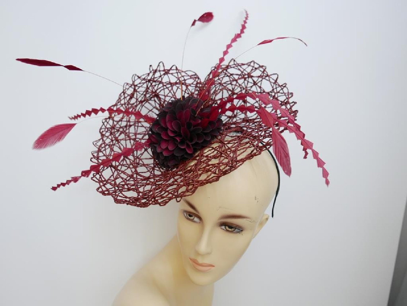 Bordowy fascynator z kwiatami na przepasce
