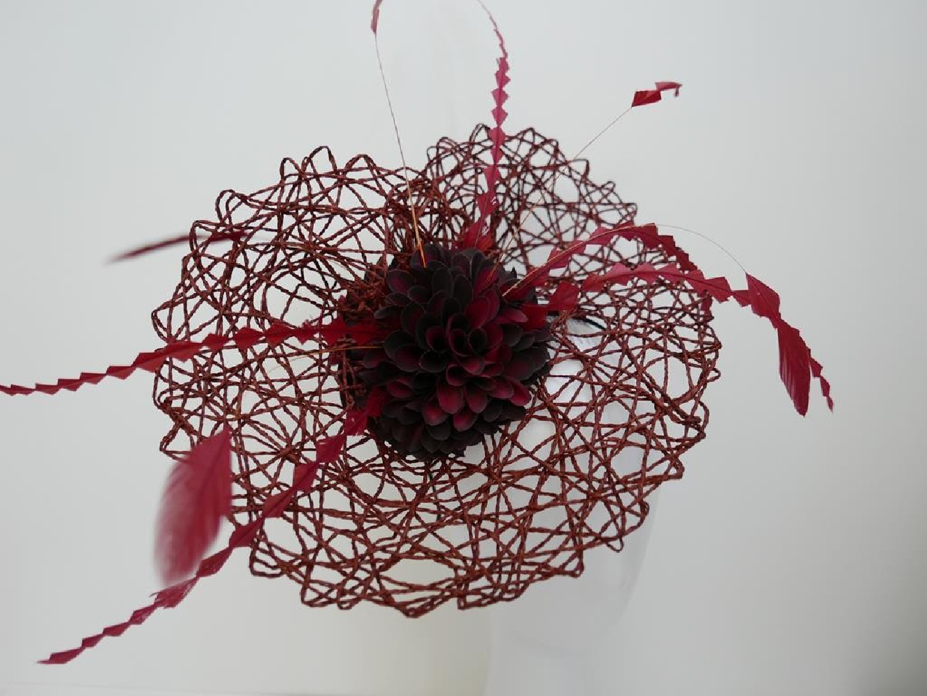 Bordowy fascynator z kwiatami na przepasce