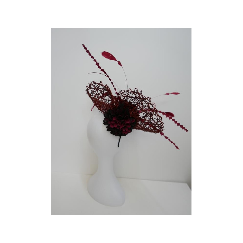 Bordowy fascynator z kwiatami na przepasce