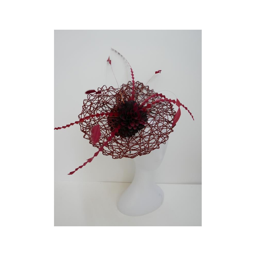 Bordowy fascynator z kwiatami na przepasce