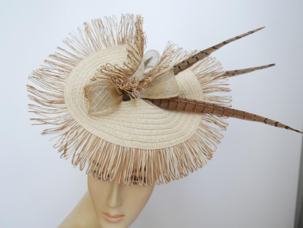 Beżowy letni  fascynator z piórami