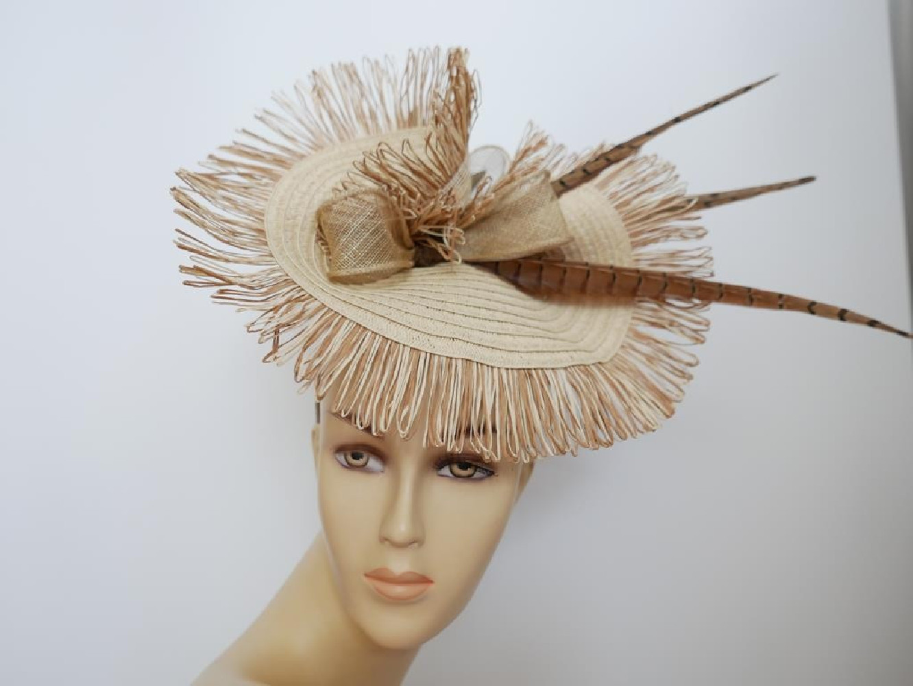 Beżowy letni  fascynator z piórami