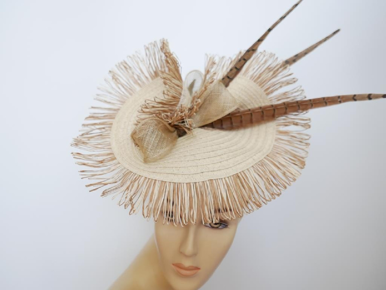 Beżowy letni  fascynator z piórami