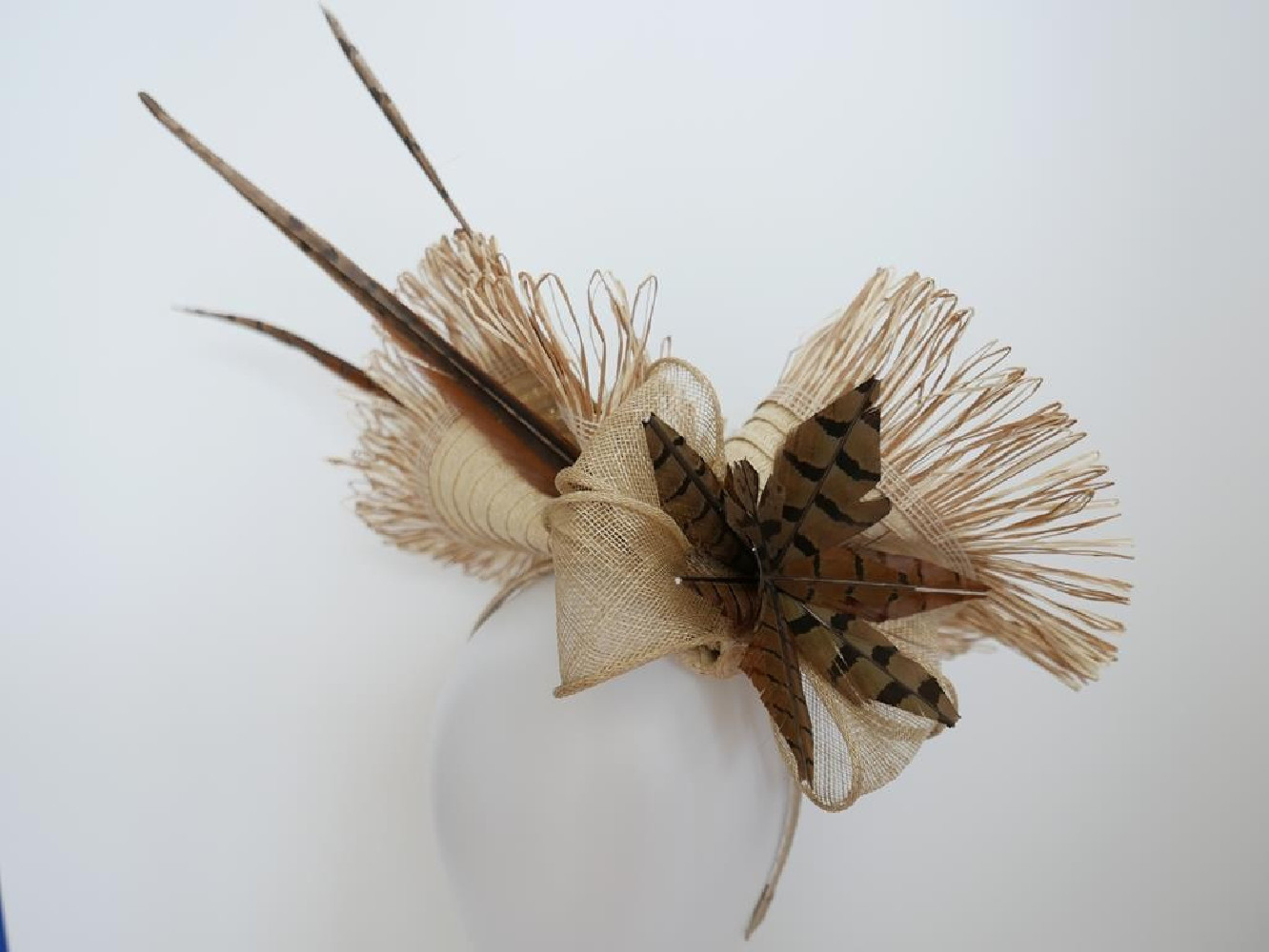 Beżowy letni  fascynator z piórami