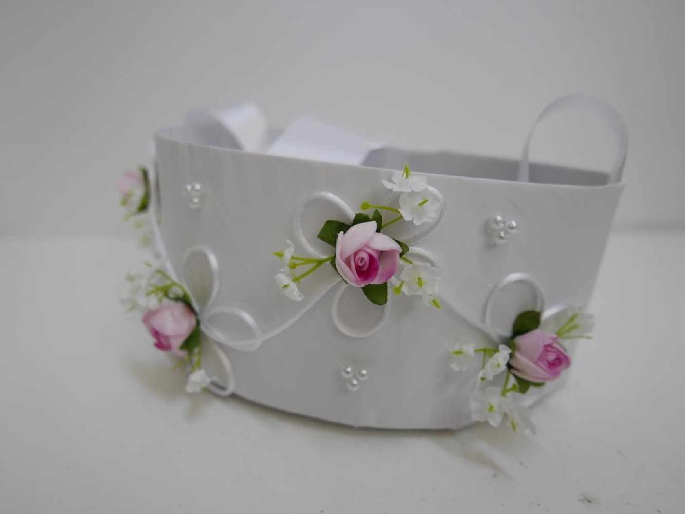 Biało różowy koszyczek do sypania kwiatów
