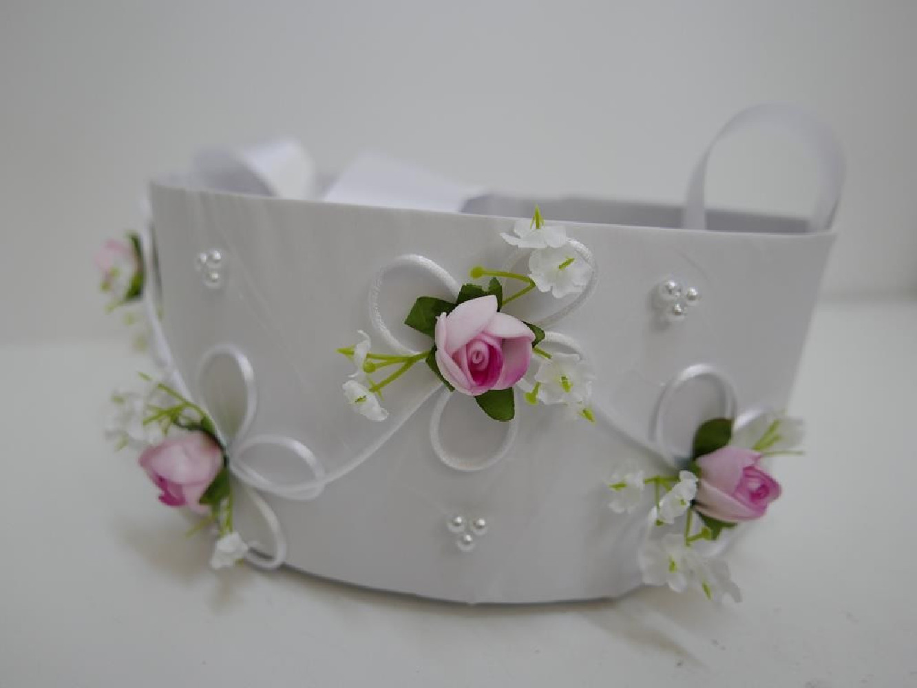 Biało różowy koszyczek do sypania kwiatów