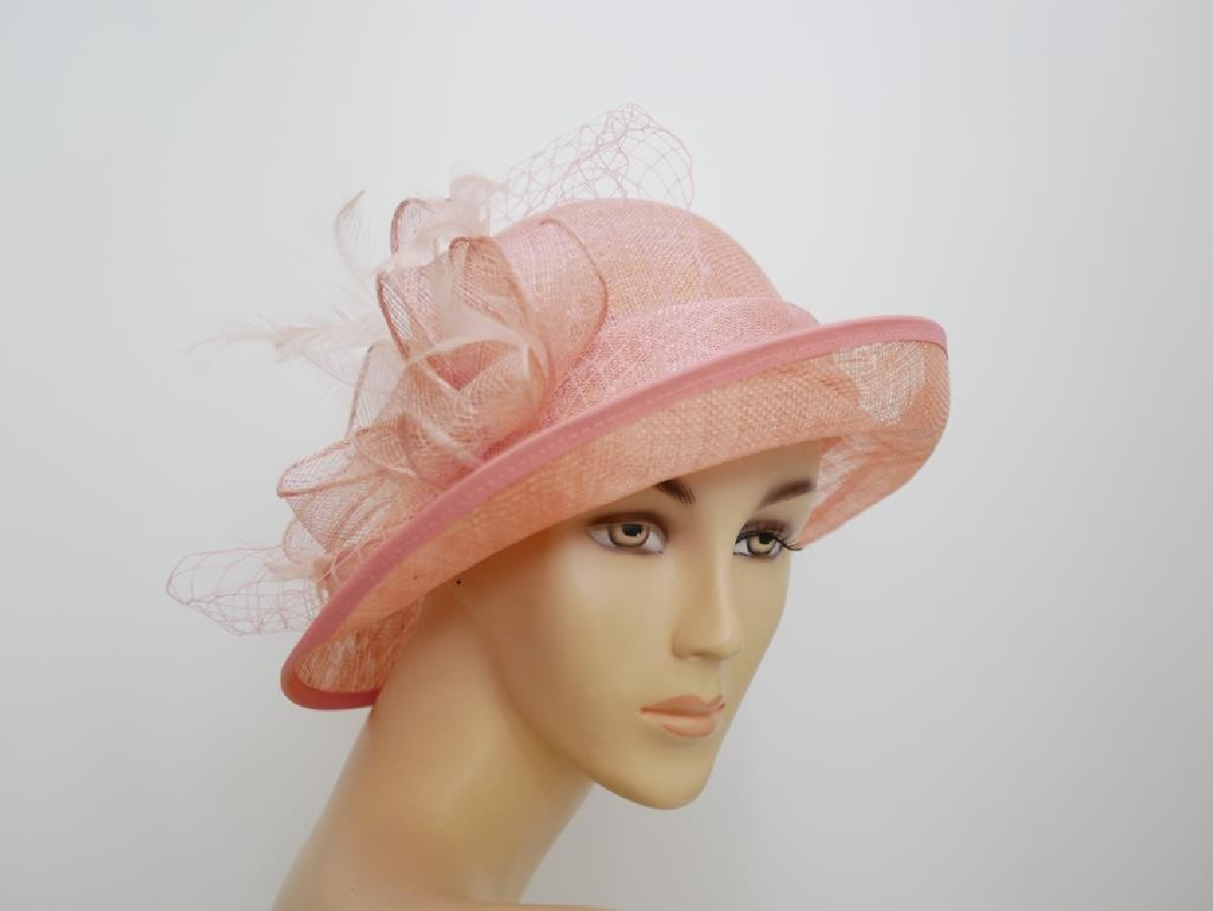 Różowy kapelusz z sinamay model retro regulowany do 57 cm